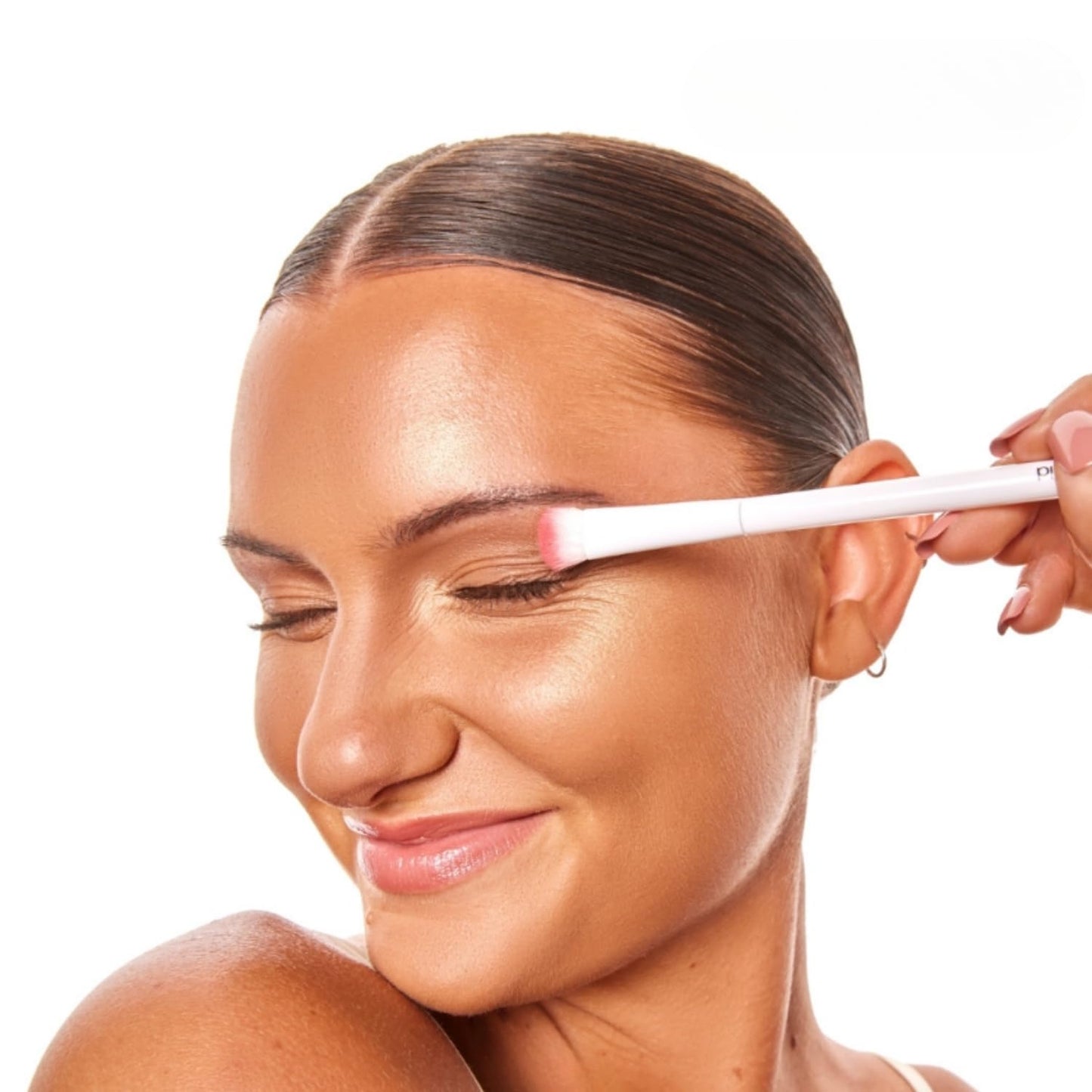 wet n wild Eyeshadow Brush, Precision Blending Application, Soft Synthetic Fibers, Ergonomic Handle for Comfortable Precision Control