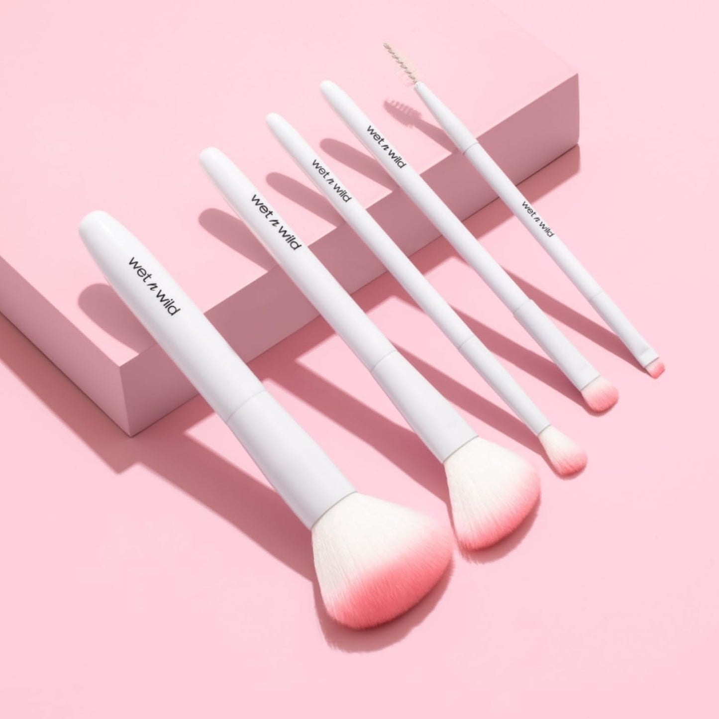 wet n wild Eyeshadow Brush, Precision Blending Application, Soft Synthetic Fibers, Ergonomic Handle for Comfortable Precision Control