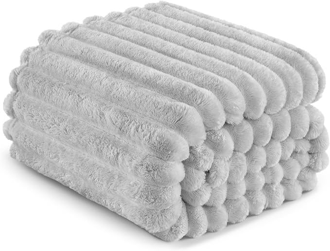 Exclusivo Mezcla Striped Fleece Throw Blanket