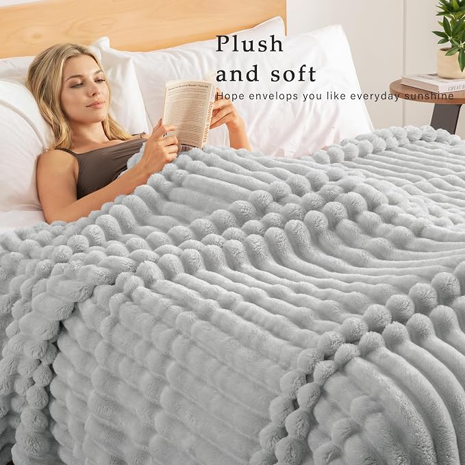 Exclusivo Mezcla Striped Fleece Throw Blanket