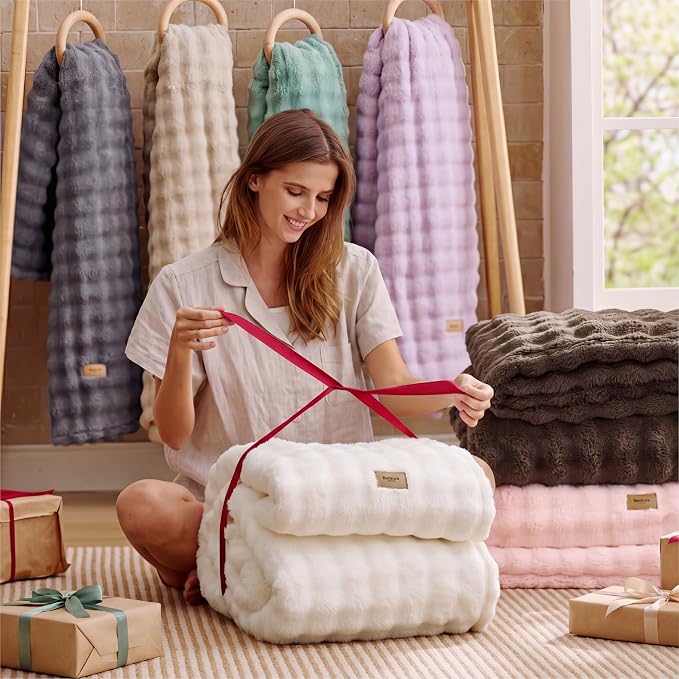 Bedsure 3D Fleece Bubble Blanket