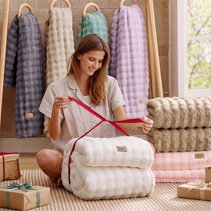 Bedsure 3D Fleece Bubble Blanket