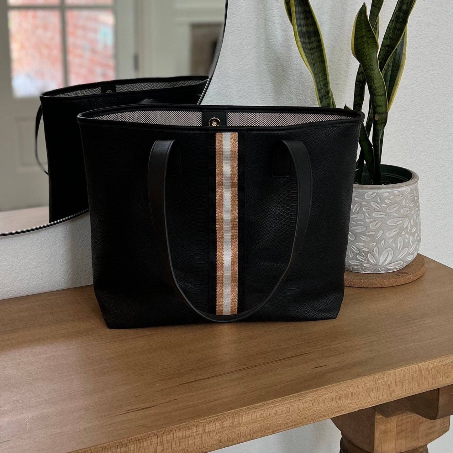 kira Tote.