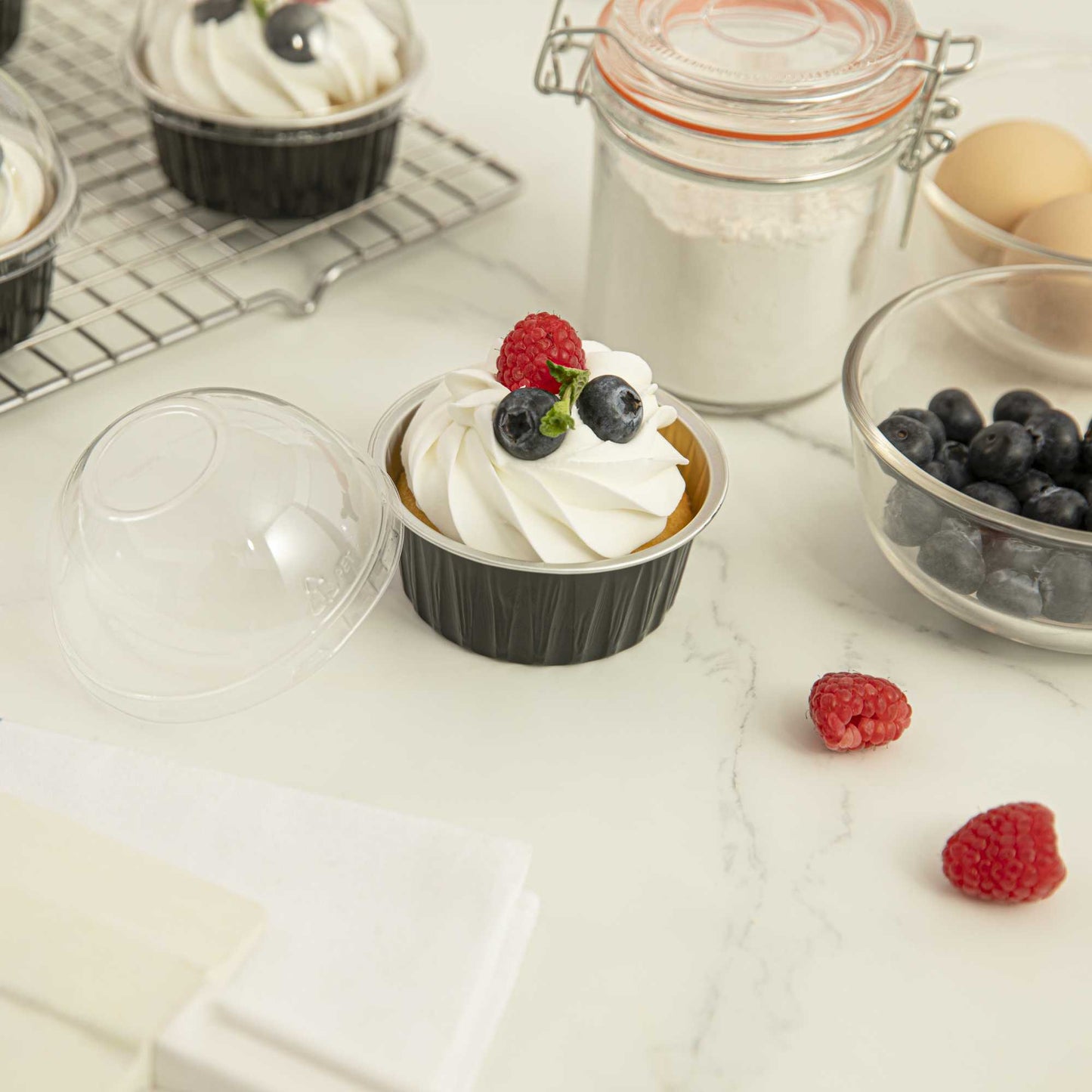 Pastry Tek 4 oz Round Black Aluminum Baking Cup - with Plastic Dome Lid - 3 1/4" x 3 1/4" x 1 1/2" - 100 count box