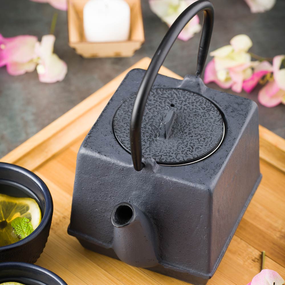 Tetsubin 27 oz Square Black Cast Iron Teapot - 5 1/2" x 4 1/4" x 7 1/4" - 1 count box