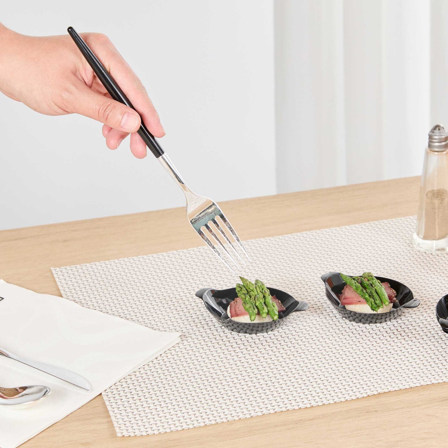 Mini Serve Oval Black Plastic Mini Handled Plate - 3 3/4" x 2 1/2" - 100 count box