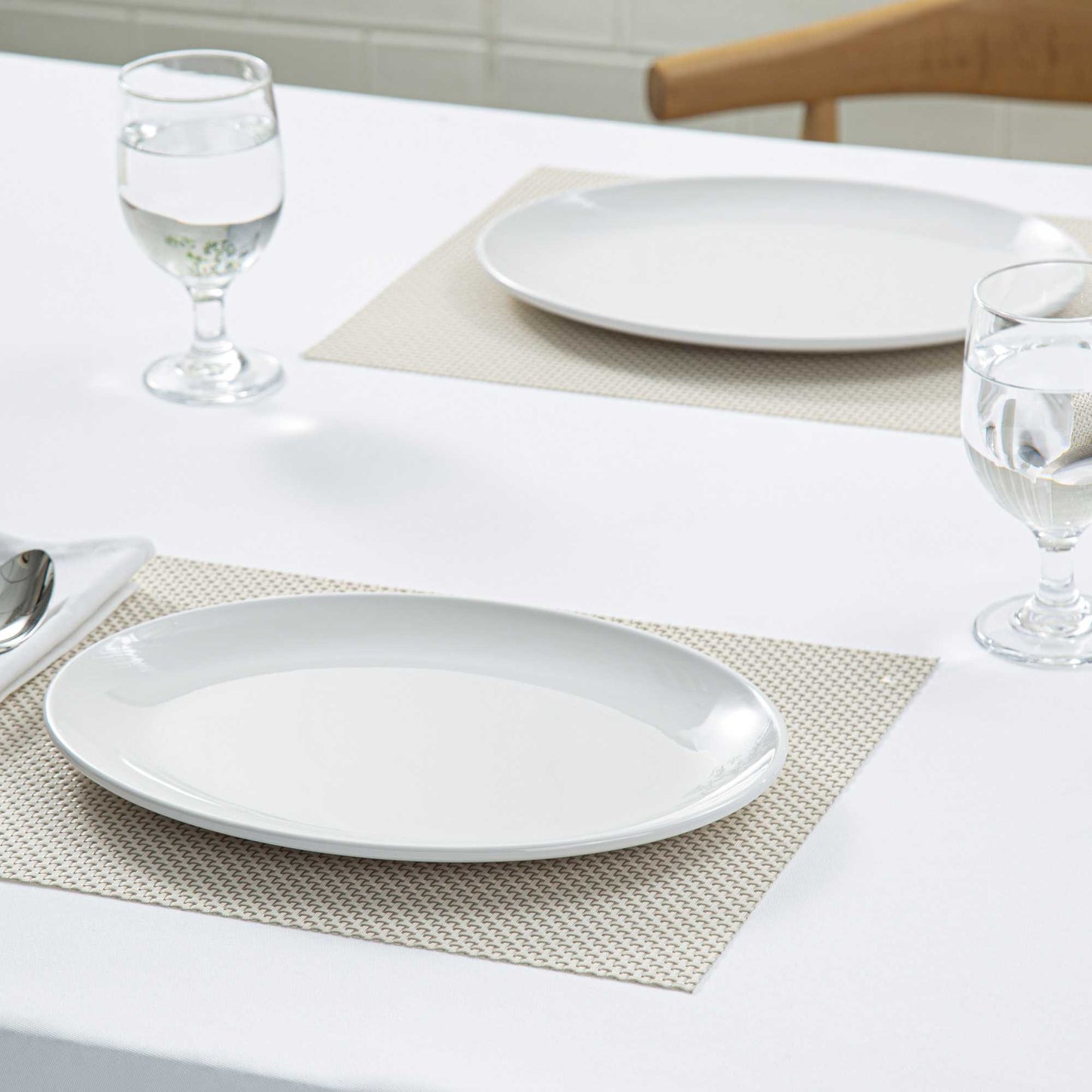 Voga Oval White Melamine Medium Plate - Classic - 12 1/4" x 9" x 1" - 10 count box