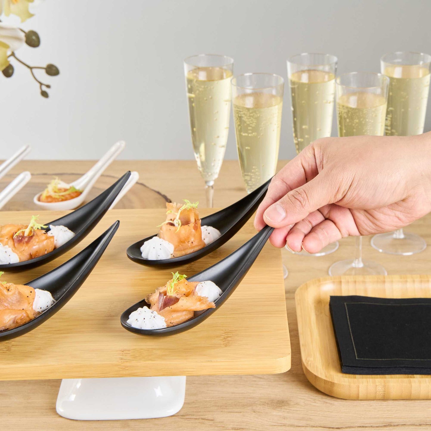 Voga Teardrop Black Melamine Tasting Spoon - Japonais, Moderna - 4 1/4" x 1 3/4" x 1 3/4" - 10 count box