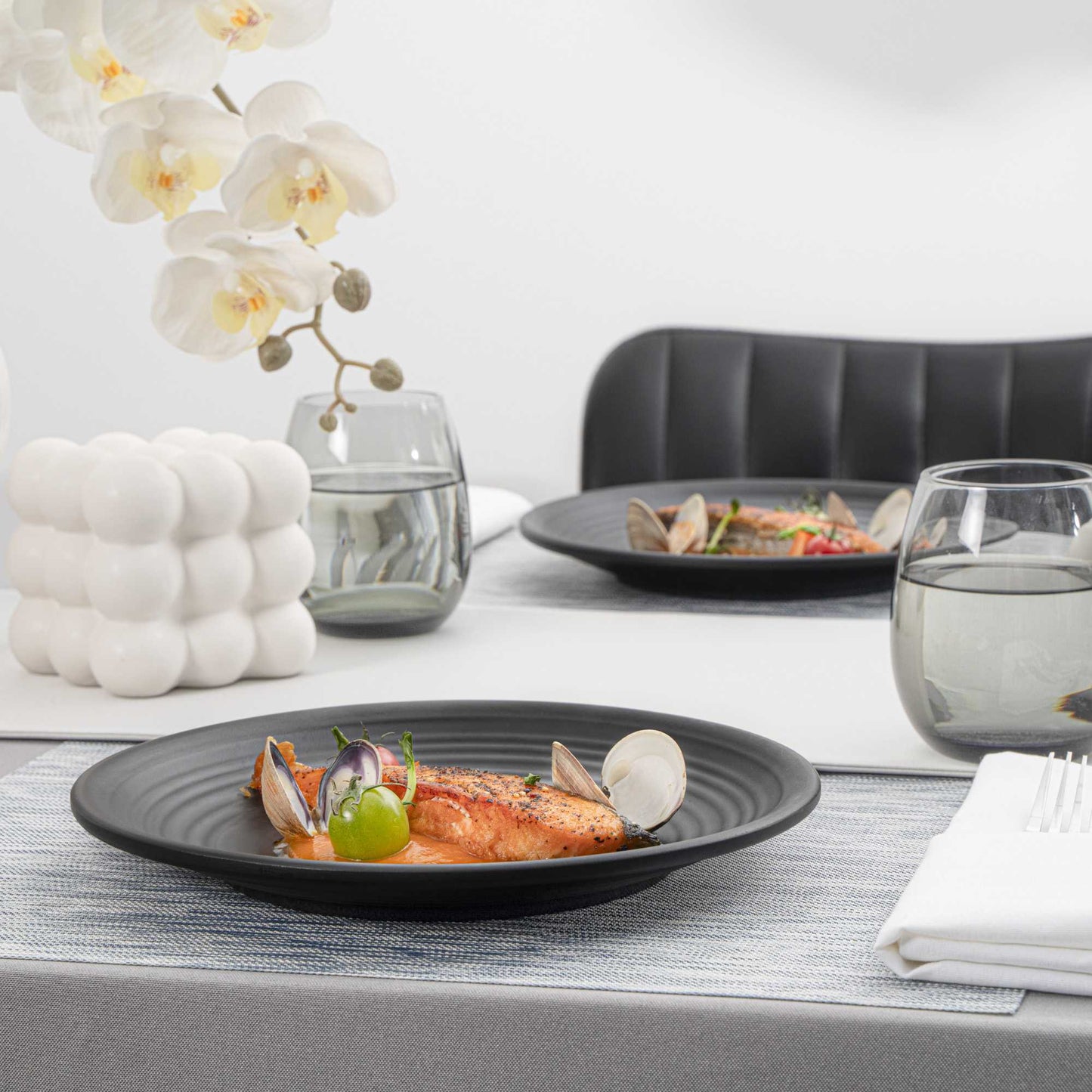 Voga Round Black Melamine Medium Plate - Japonais, Black Stone - 10" x 10" x 1 1/4" - 10 count box
