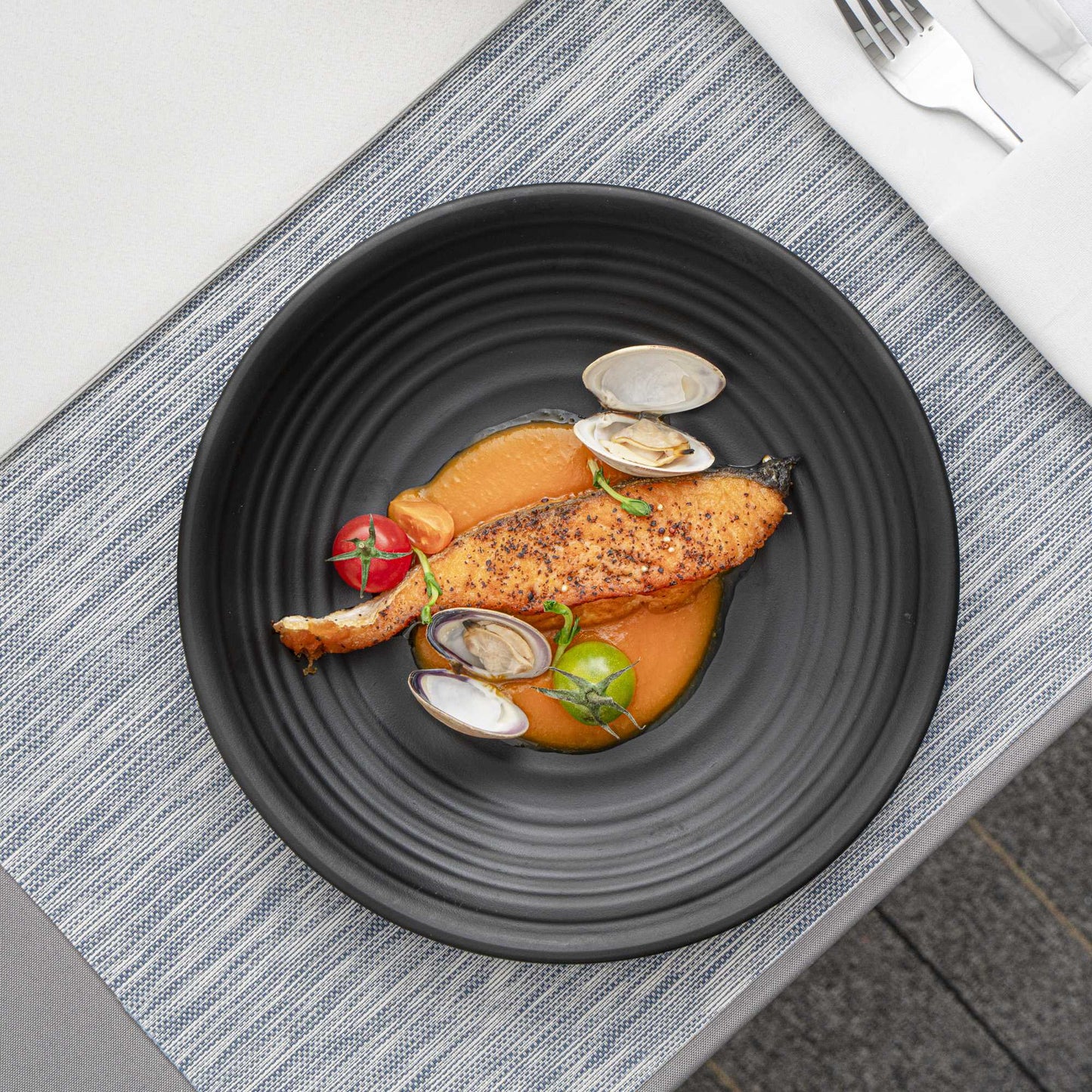 Voga Round Black Melamine Medium Plate - Japonais, Black Stone - 10" x 10" x 1 1/4" - 10 count box