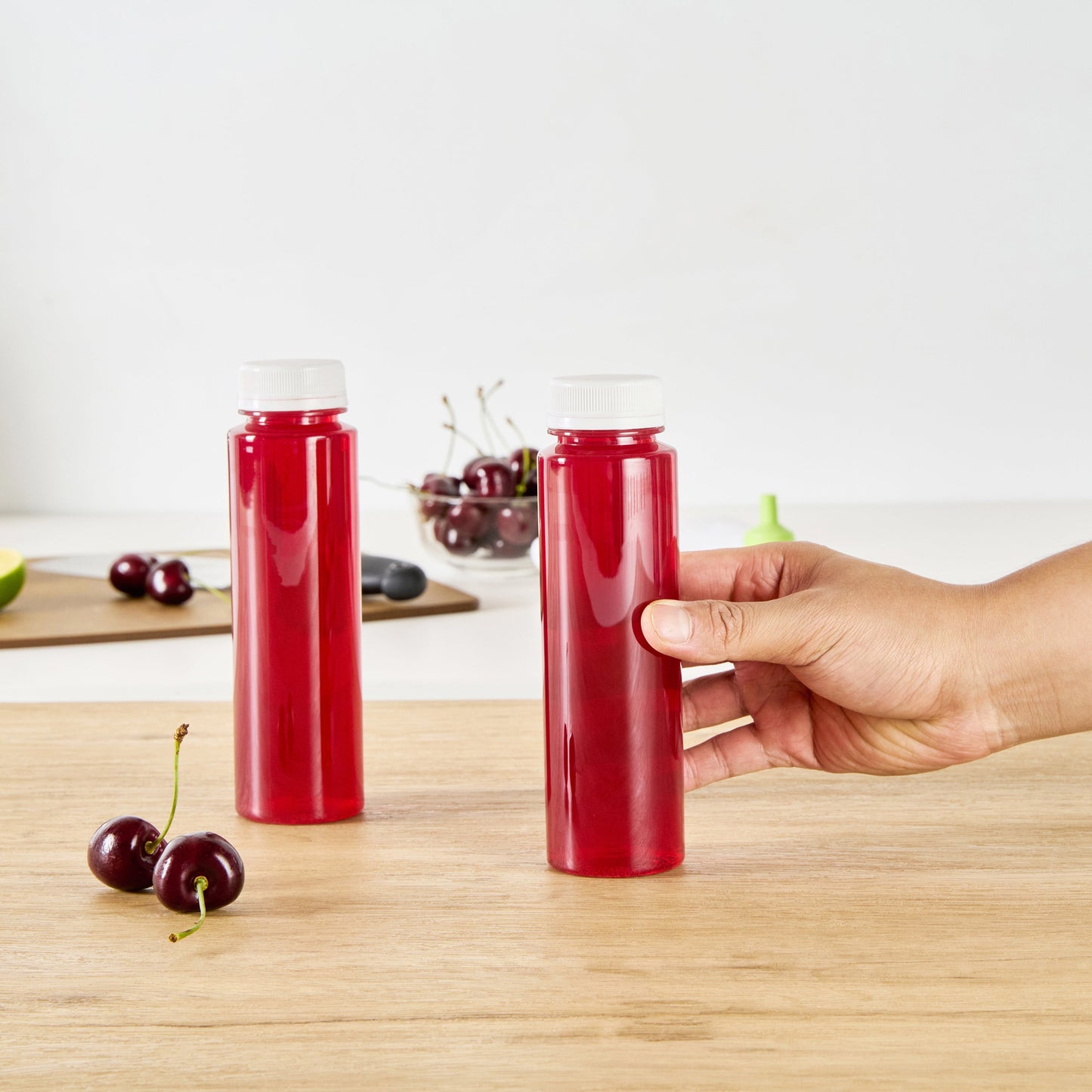 Bottle Tek 8 oz Round Clear Plastic Cold Pressed Juice Bottle - with Safety Cap - 2" x 2" x 6 3/4" - 100 count box