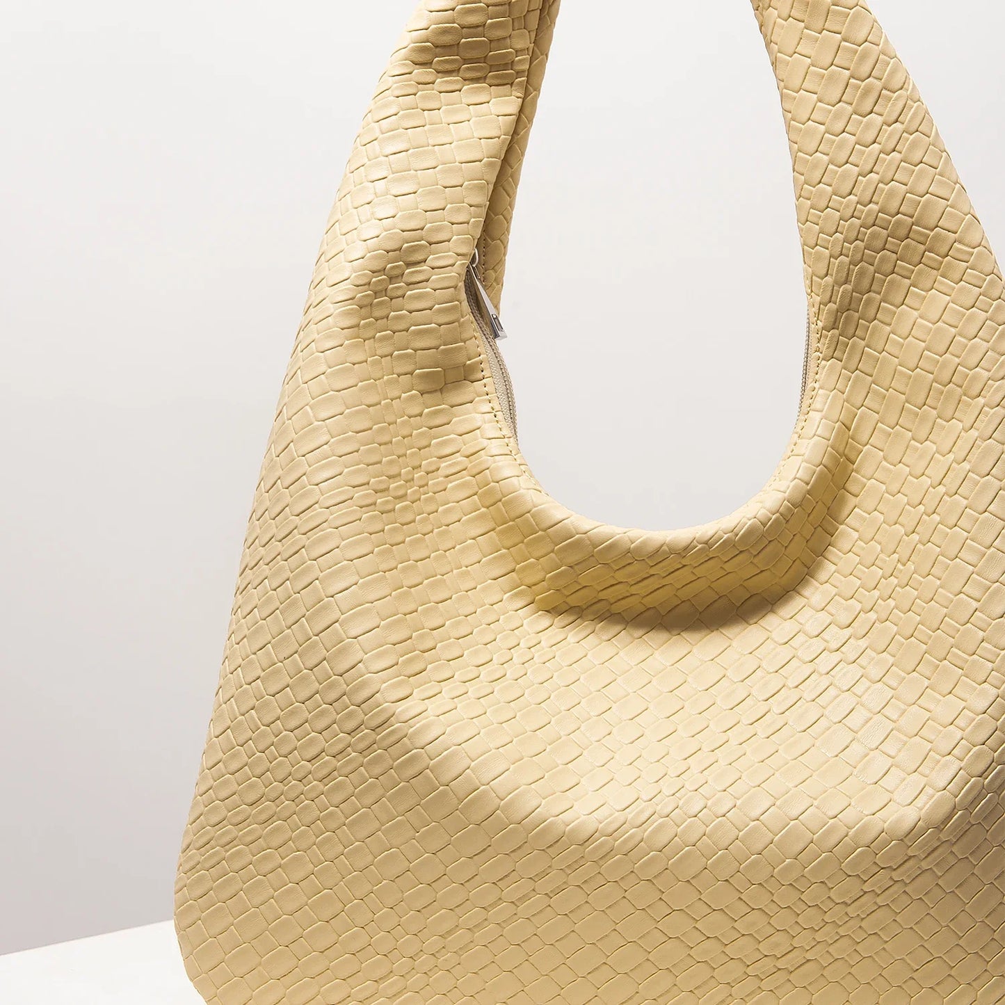 Retro Artificial Woven Leather Shoulder Bag, Women's Handbag, Large Capacity Tote Bag, Crescent Bag, Zipper Armpit Bag, Daily Commuter Bag (Random Pattern)
