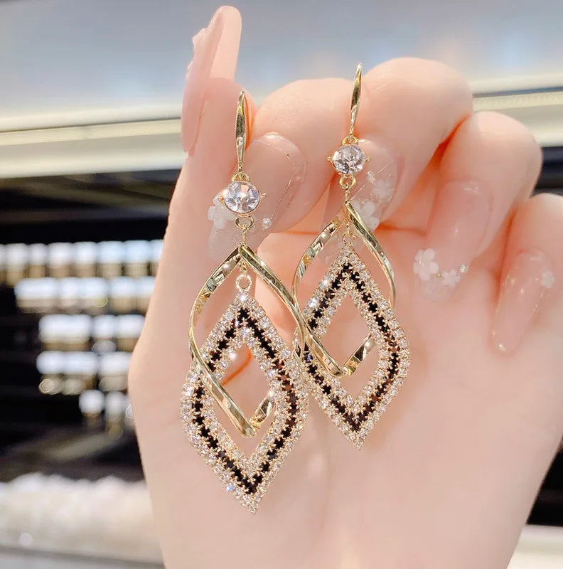 2PC Women's Fashion Geometric Spiral Earrings.