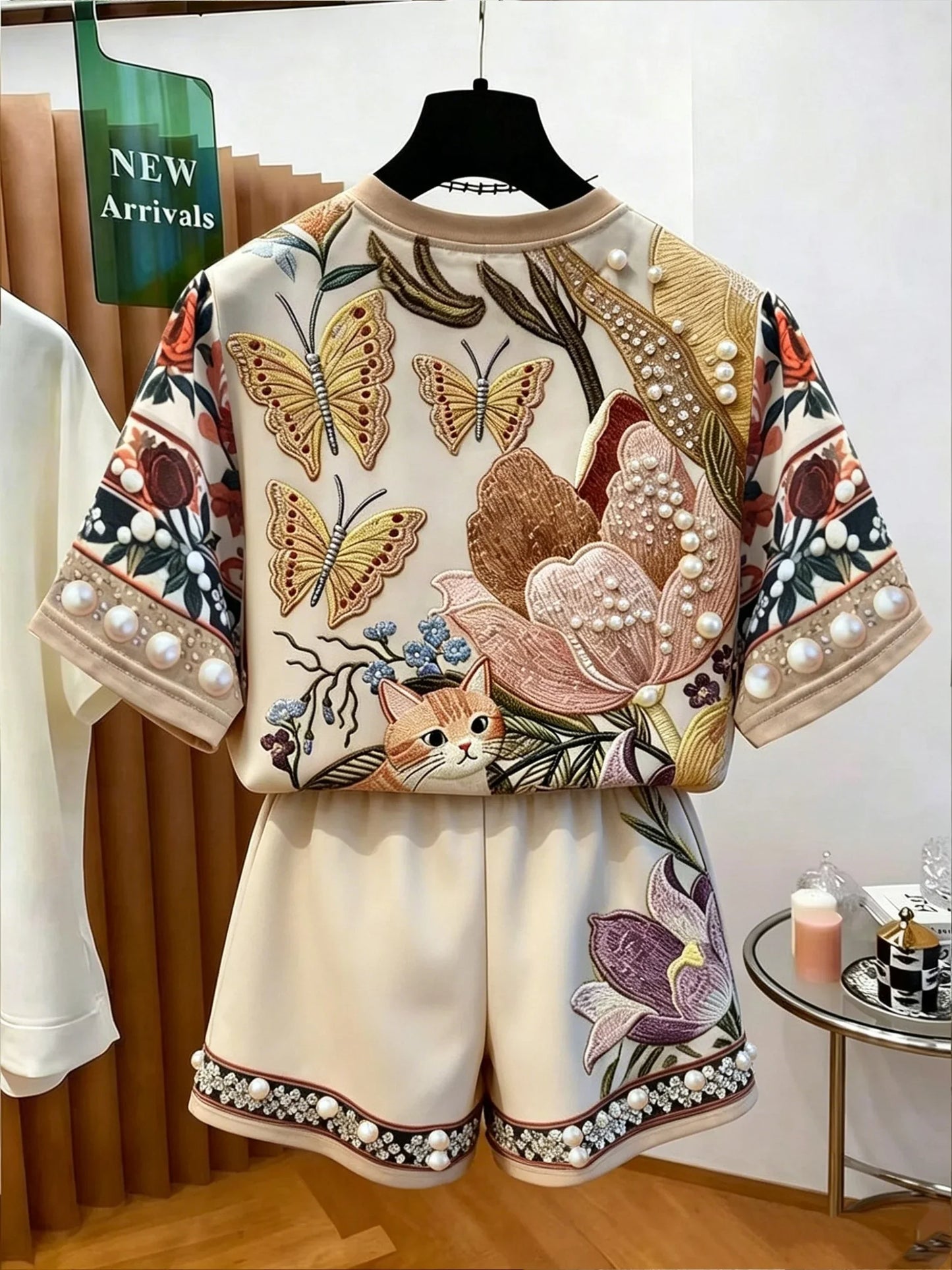 Women's Summer Casual Outfit: Elegant Floral Butterfly and Kitten Print Short-Sleeve Top + Loose Shorts Two-Piece Set, Suitable for Summer Casual Outings, Versatile Clothing