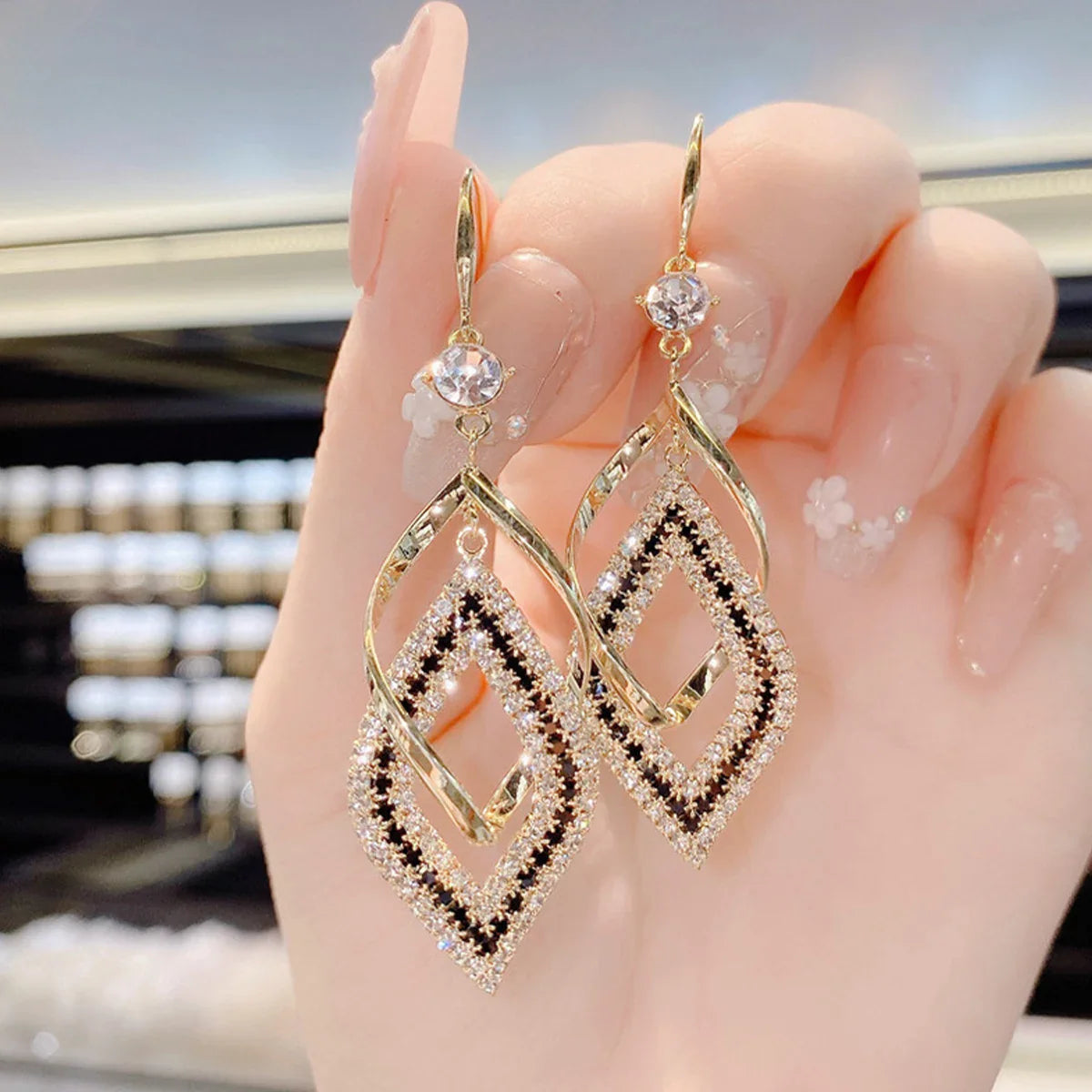 2PC Women's Fashion Geometric Spiral Earrings.