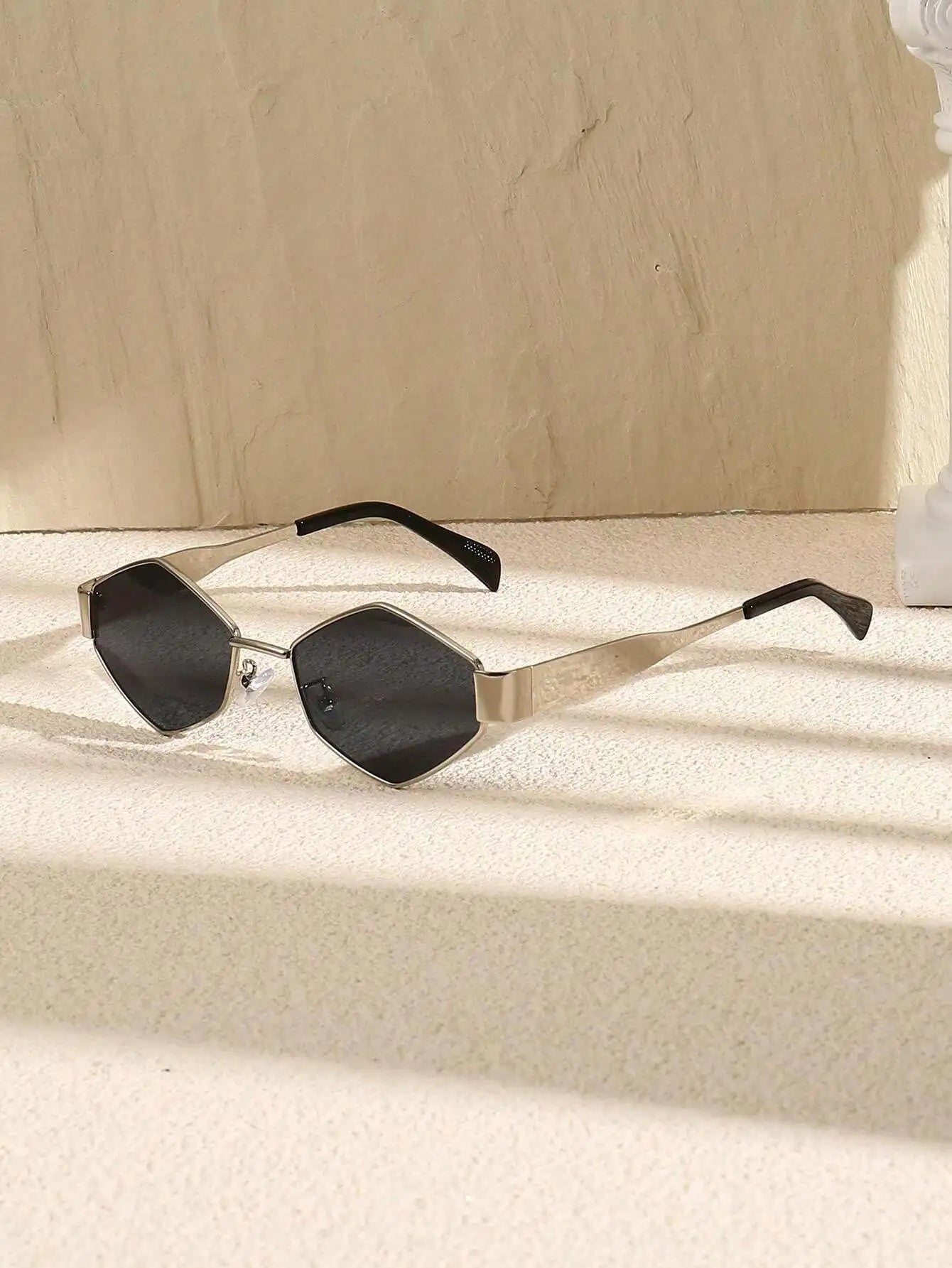 Metal Small Frame Polygonal Women's Sunglasses Fashion Punk Rhombus Sun Glasses For Women Trendy 2024 Vintage Diamond Eyewear