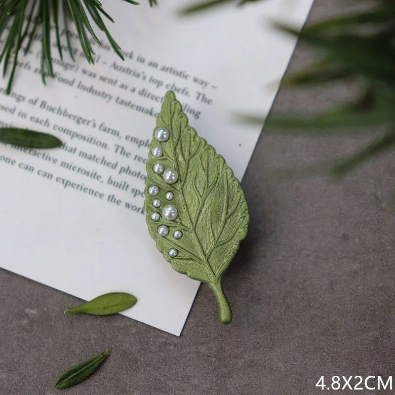 Creative Handmade Exquisite Green Plant Brooch Corsage Woman Retro Pearl Brooches Coat Accessories Jewelry