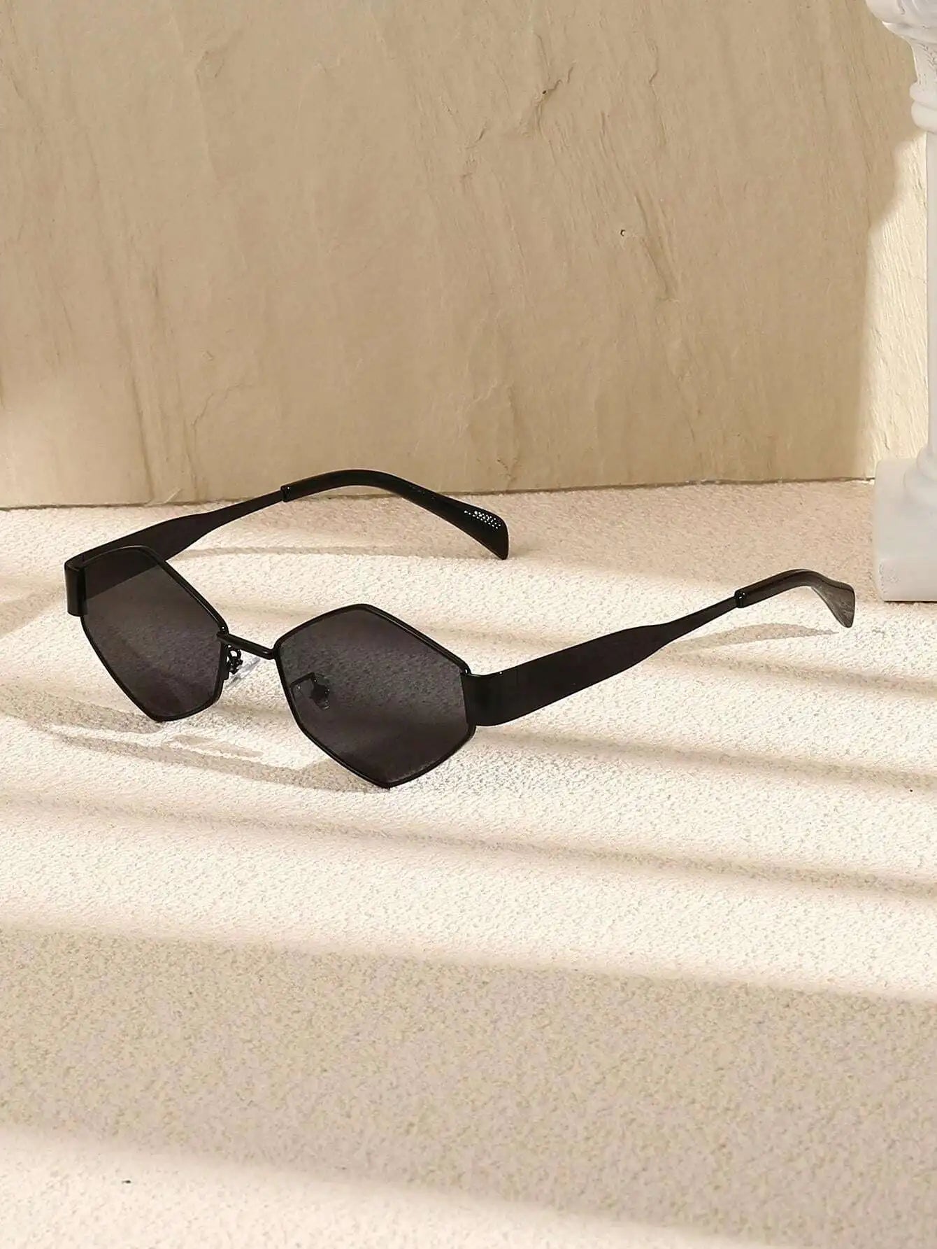 Metal Small Frame Polygonal Women's Sunglasses Fashion Punk Rhombus Sun Glasses For Women Trendy 2024 Vintage Diamond Eyewear