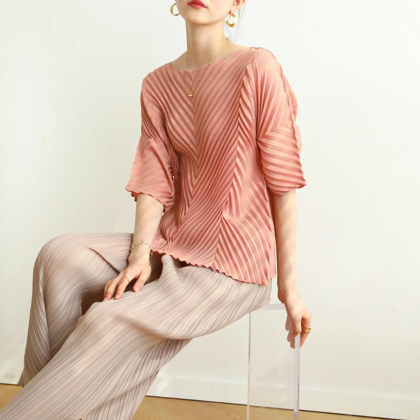 GVUW Round Neck Pleated T-shirts For Women Short Sleeves 2025 Summer Fold Chic Loose Top Female Fashion Clothing 25D1169