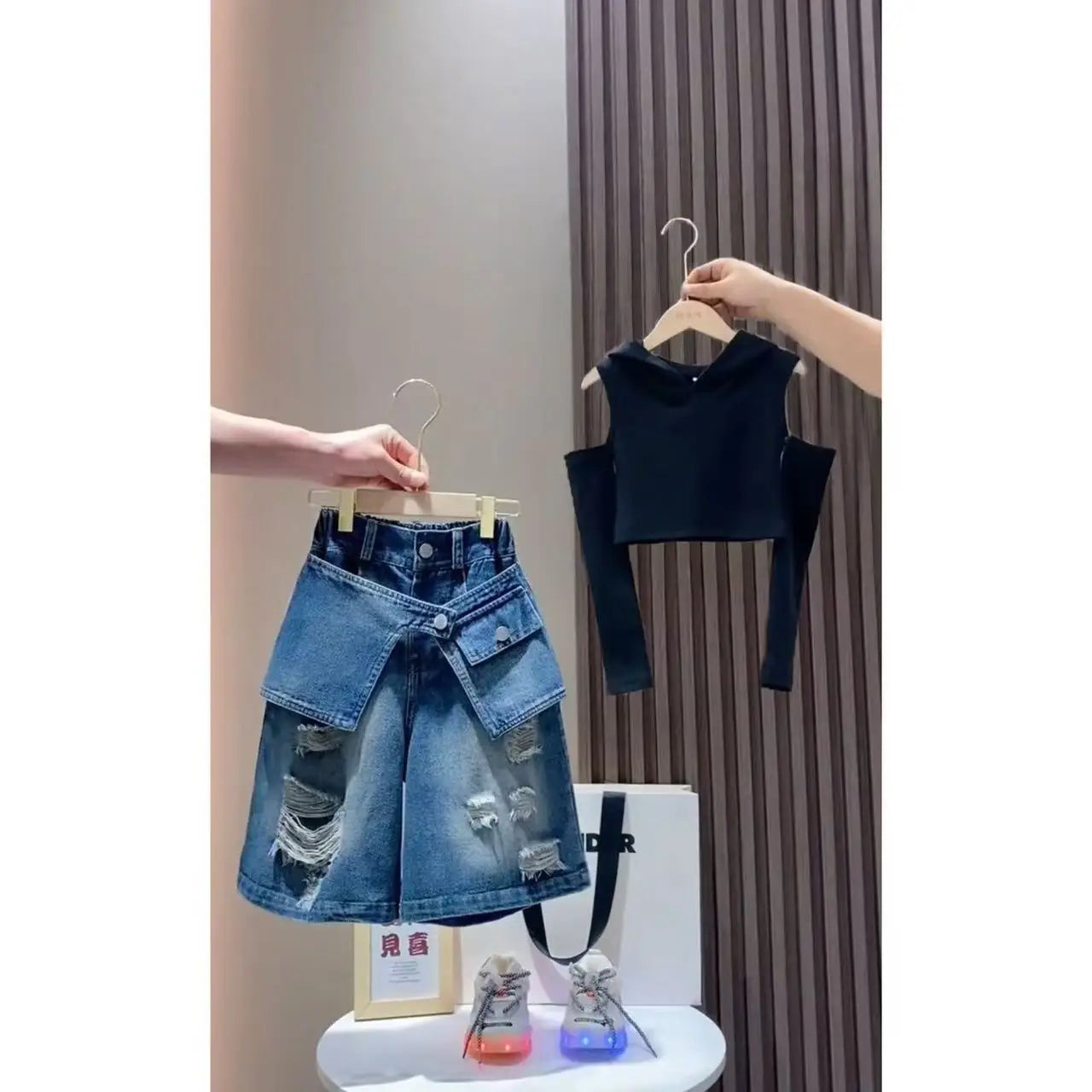 Girls' Set 2026New Mid sized Children's Short sleeved T-shirt Children's Fashionable Girls' Cowboy Five point Shorts 2 piece Set