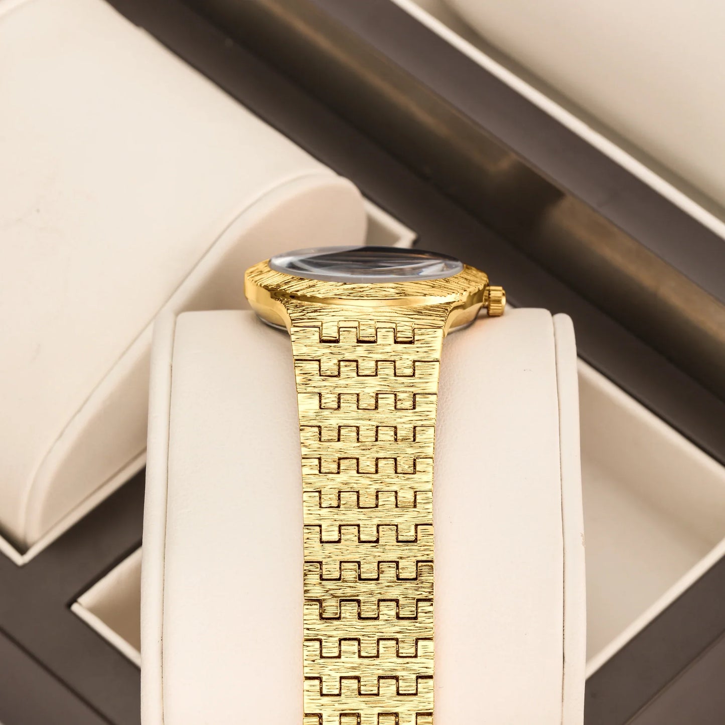 YaLaLuSi Brand 2024 Hot New Women's Watches Business Golden Sculpted Luxury Luxury Box Watch Remover Ion Gold Plating