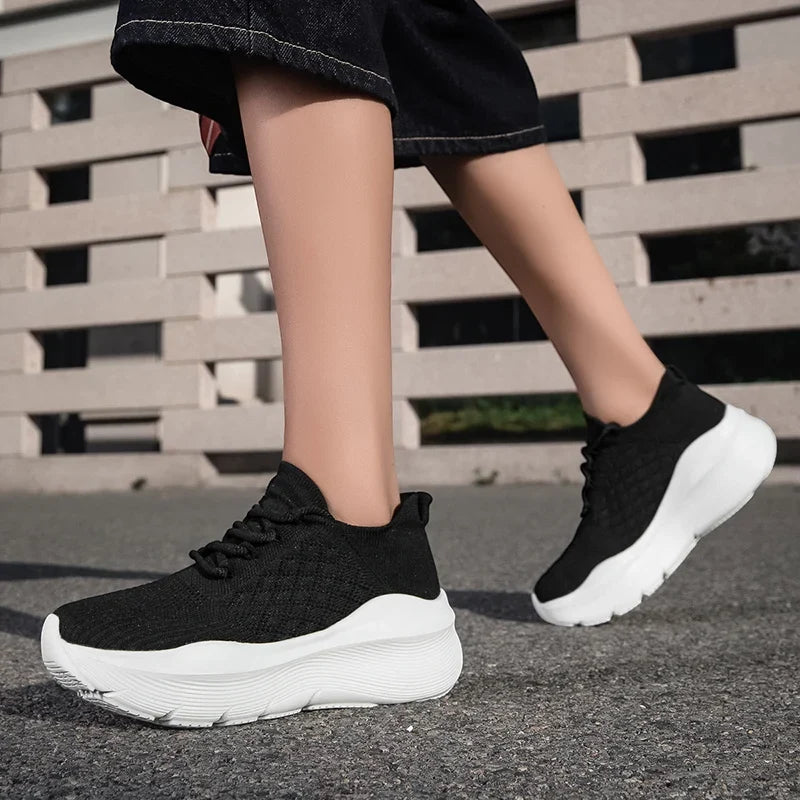 Beige Sports Shoes with Thick Curved Soles Men's Women Fashionable Sports Shoes Thick Cushioning Sole Suitable for Running, Gym